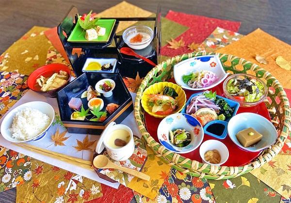 小京都秋月の紅葉絵巻と柿狩り3個お土産付と白壁の町家レストランで秋の彩かごランチ_ツアー画像1