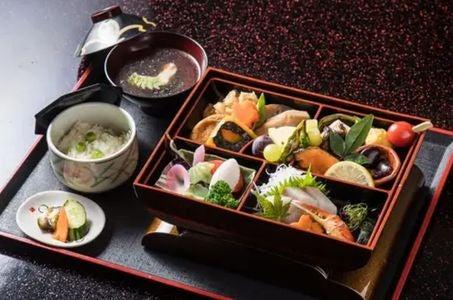 【飯塚市発着】心と体をリフレッシュ 秋バラ鑑賞とお寺カフェ会席膳_ツアー画像1